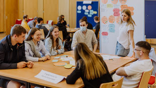 Studierende diskutieren an einem Workshop-Tisch: In zwei Workshops im Mai 2022 definiert die HWR Berlin konkrete Maßnahmen für mehr Nachhaltigkeit. Foto: Lukas Schramm