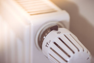 Weniger heizen und im Winter den Thermostat der Heizung runterdrehen. Foto: © Patrick Daxenbichler/ iStock/ Getty Images Plus Weniger heizen und im Winter den Thermostat der Heizung runterdrehen. Foto: © Patrick Daxenbichler/ iStock/ Getty Images Plus