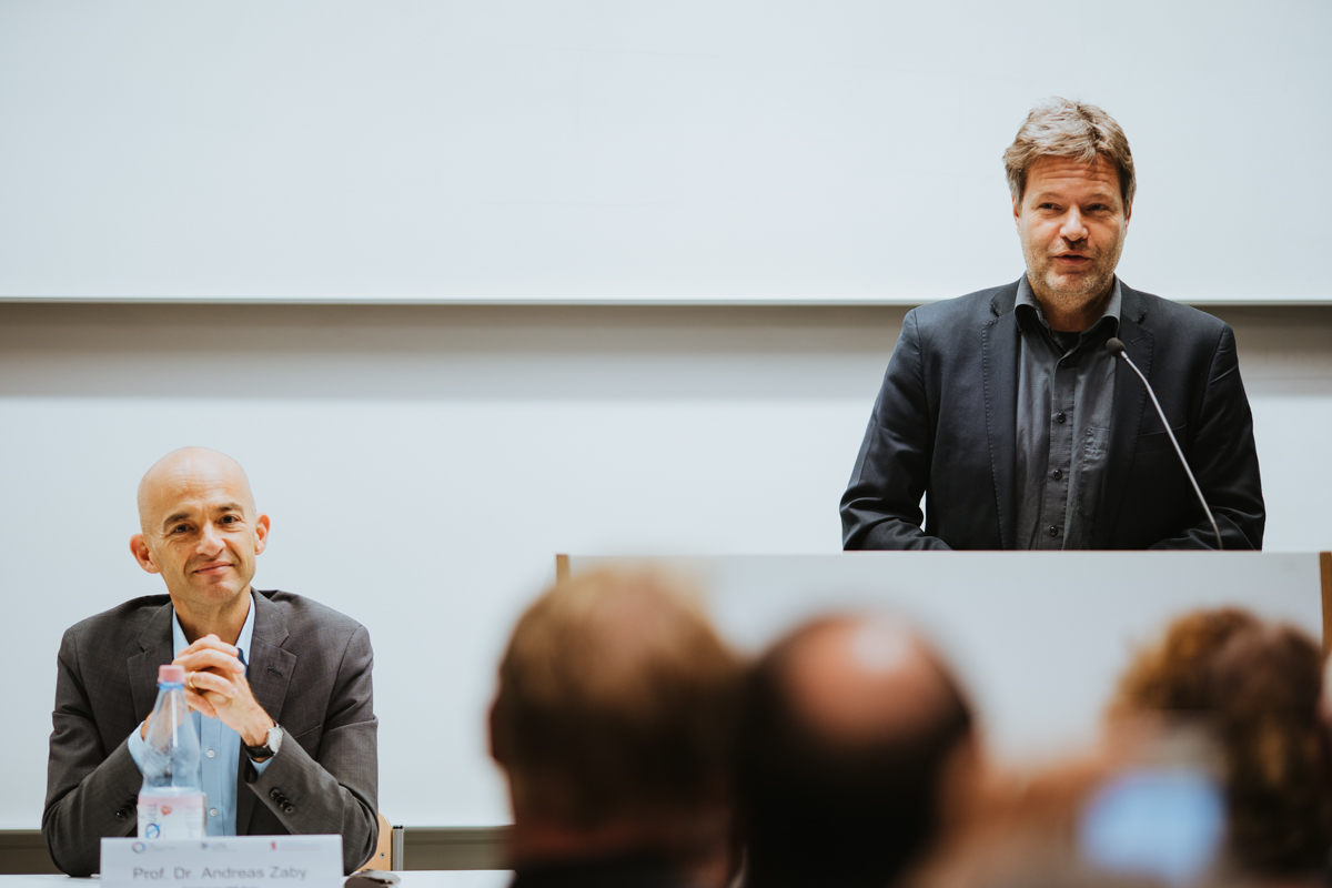 Demokratie und Nachhaltigkeit: 230 Interessierte diskutierten beim 19. Nachhaltigkeitsforum der HWR Berlin am 4. November. Gastredner war Robert Habeck, Bundesvorsitzender der Grünen.