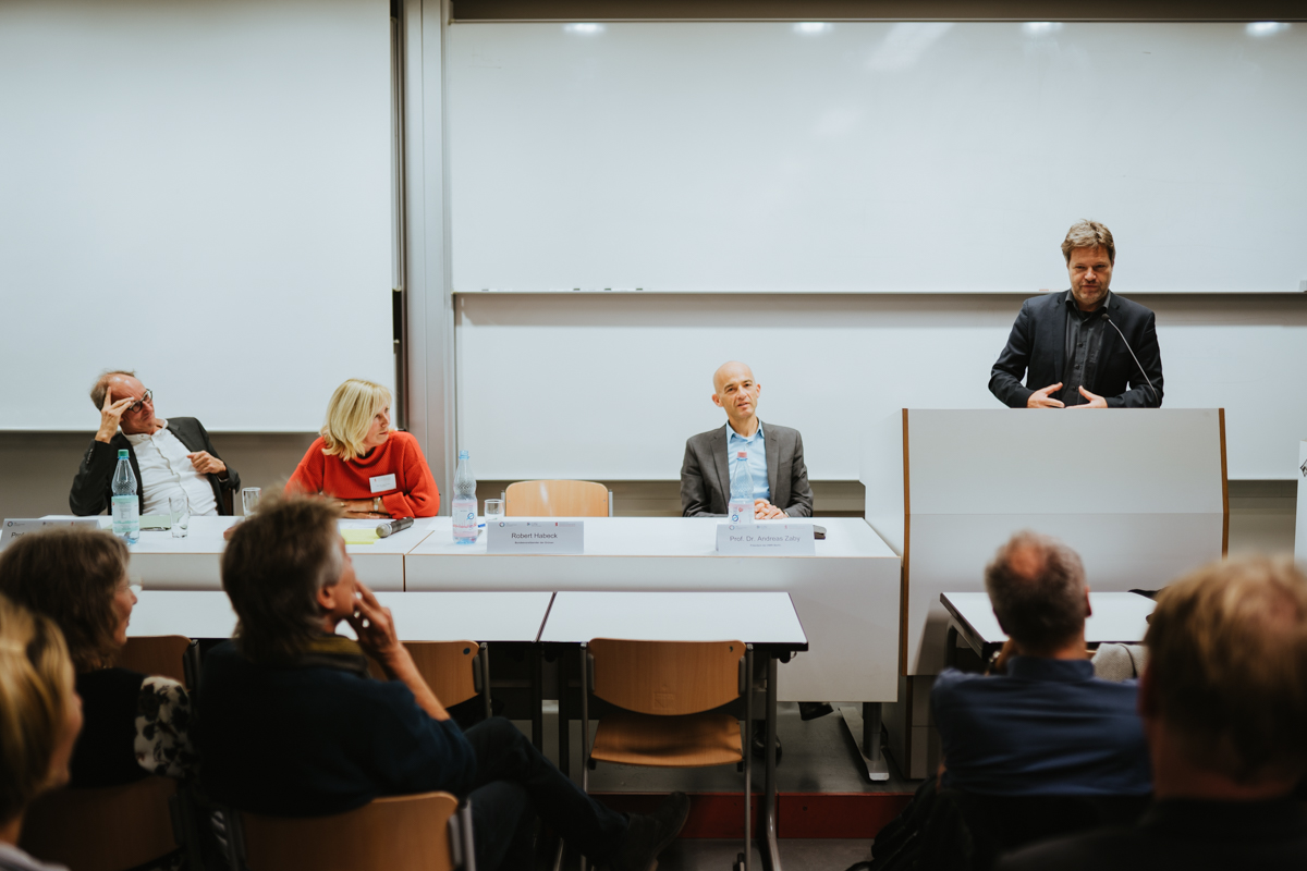 Demokratie und Nachhaltigkeit: 230 Interessierte diskutierten beim 19. Nachhaltigkeitsforum der HWR Berlin am 4. November. Gastredner war Robert Habeck, Bundesvorsitzender der Grünen.