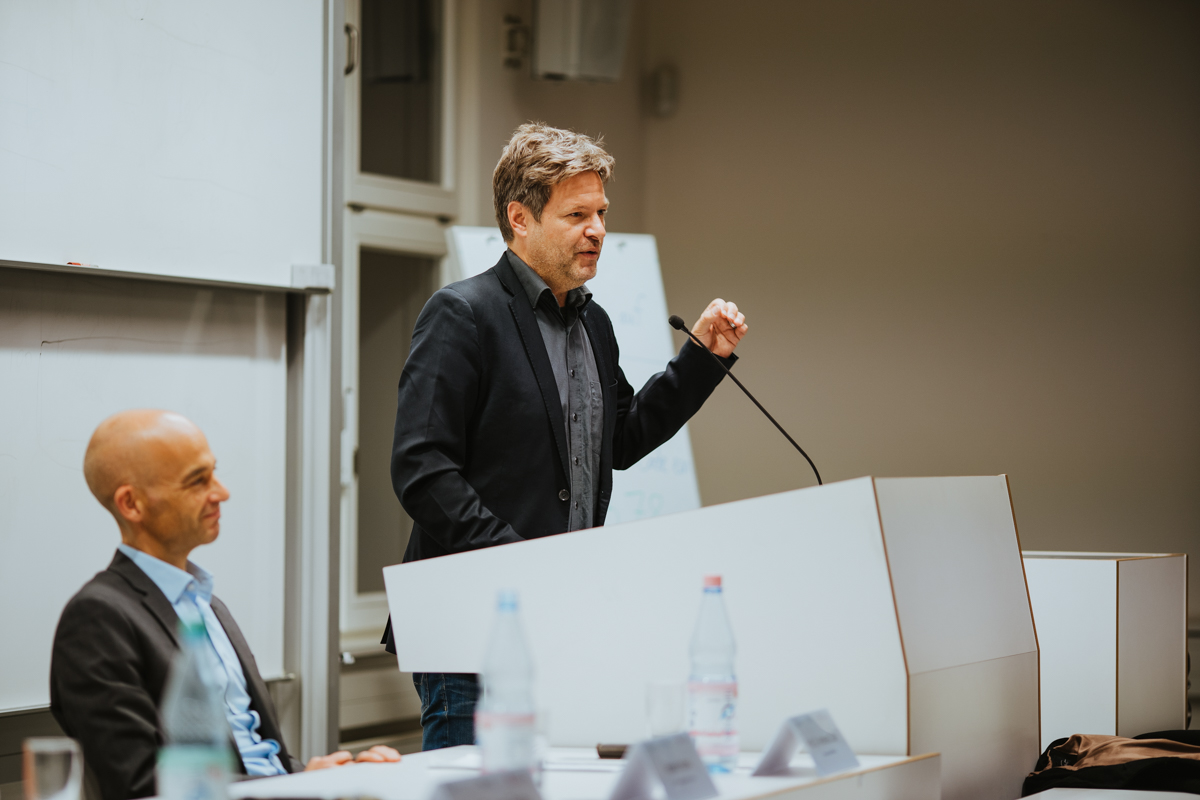 Demokratie und Nachhaltigkeit: 230 Interessierte diskutierten beim 19. Nachhaltigkeitsforum der HWR Berlin am 4. November. Gastredner war Robert Habeck, Bundesvorsitzender der Grünen.